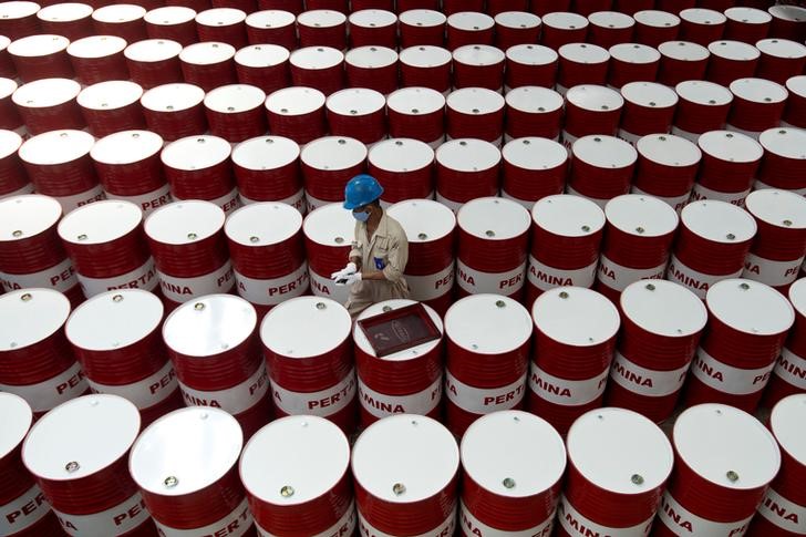 US crude stocks up 1.3M barrels, Cushing storage hub sees build again – API
