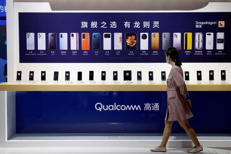 Qualcomm delivers fiscal Q1 beat as handset chip sales rebound